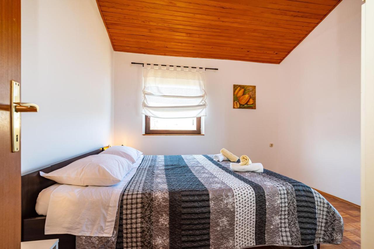 Apartment Sea And Mountain With Pool Novigrad  Oda fotoğraf