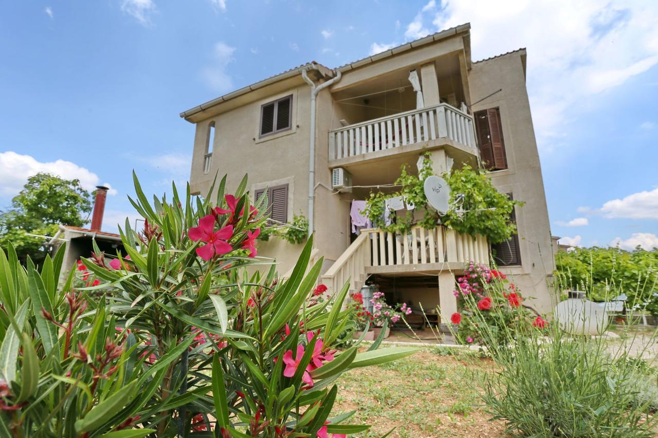 Apartment Sea And Mountain With Pool Novigrad  Dış mekan fotoğraf